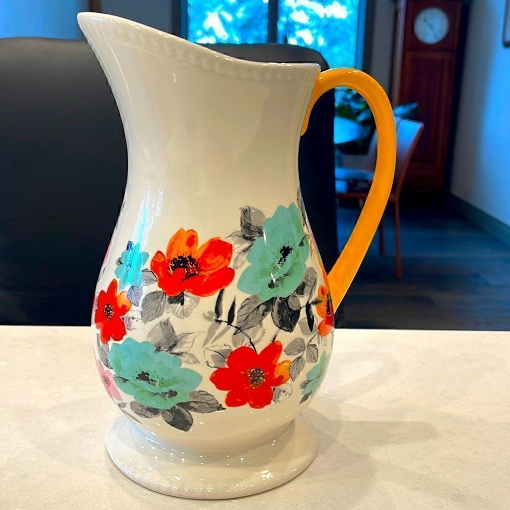 Pioneer woman 2 qt  pitcher stoneware flea market item  823-2401 excellent shape